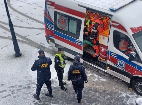 Strażnicy miejscy pomogli zziębniętemu mężczyźnie 70780