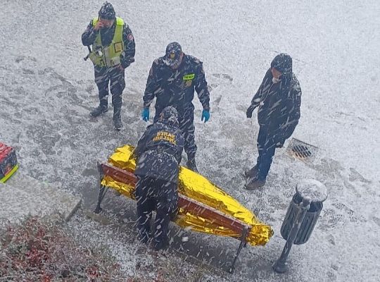 Strażnicy miejscy pomogli zziębniętemu mężczyźnie 70778