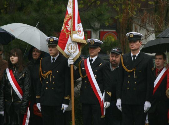 Święto Konstytucji 3 Maja wśród narodowych flag i 2180