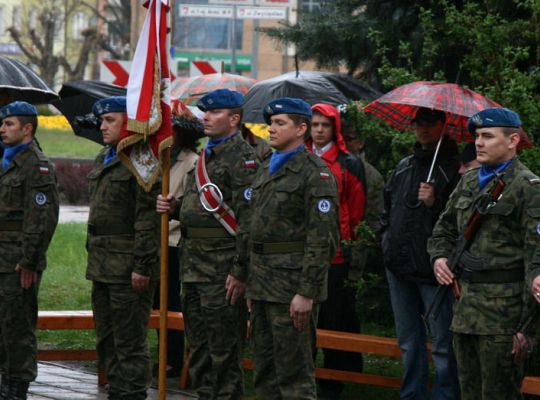 Święto Konstytucji 3 Maja wśród narodowych flag i 2185