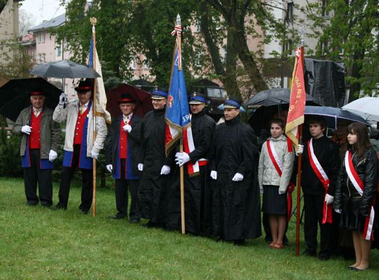 Święto Konstytucji 3 Maja wśród narodowych flag i 2175
