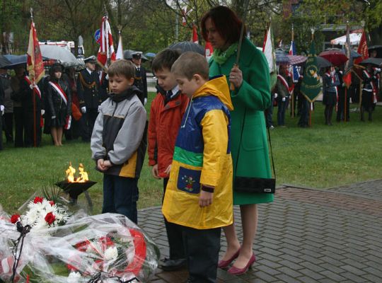 Święto Konstytucji 3 Maja wśród narodowych flag i 2193