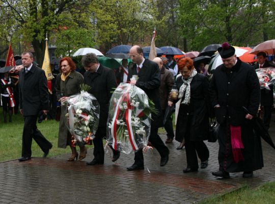 Święto Konstytucji 3 Maja wśród narodowych flag i 2187