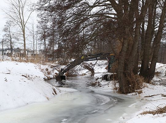 Koparki w akcji. Kruszenie grubego lodu na rzece 71475