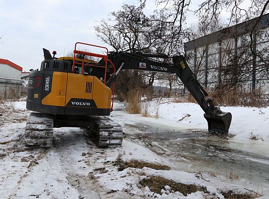 Koparki w akcji. Kruszenie grubego lodu na rzece 71484