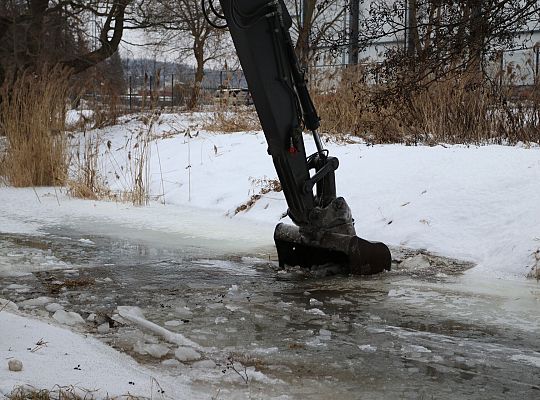 Koparki w akcji. Kruszenie grubego lodu na rzece 71485