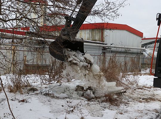 Koparki w akcji. Kruszenie grubego lodu na rzece 71486