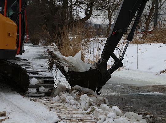 Koparki w akcji. Kruszenie grubego lodu na rzece 71487
