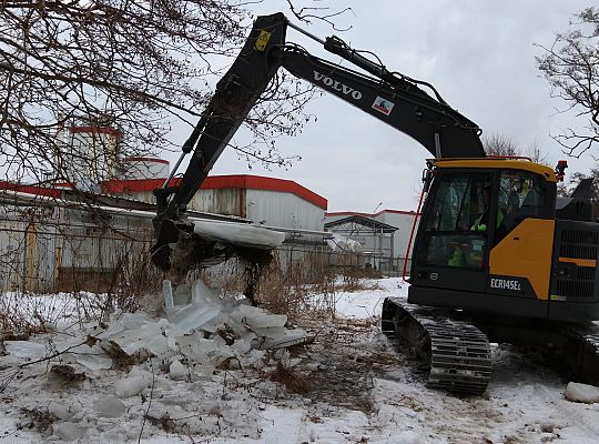 Koparki w akcji. Kruszenie grubego lodu na rzece 71488