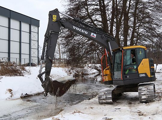 Koparki w akcji. Kruszenie grubego lodu na rzece 71491