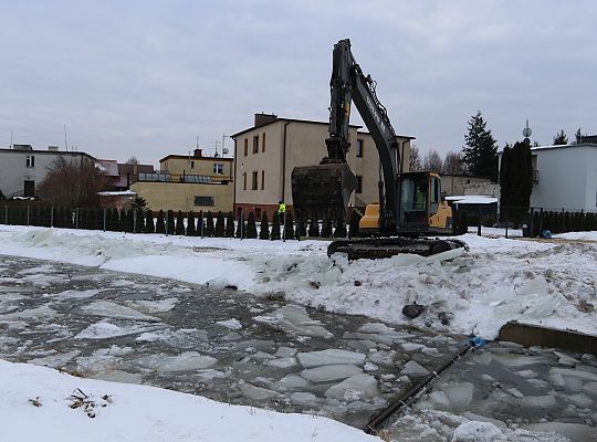 Koparki w akcji. Kruszenie grubego lodu na rzece 71467