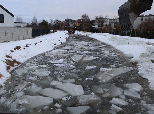 Koparki w akcji. Kruszenie grubego lodu na rzece 71468