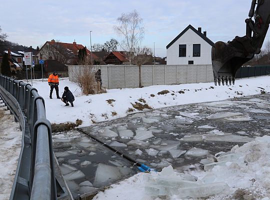 Koparki w akcji. Kruszenie grubego lodu na rzece 71469