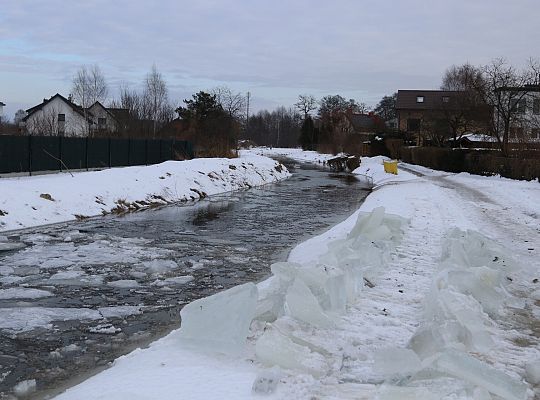 Koparki w akcji. Kruszenie grubego lodu na rzece 71470