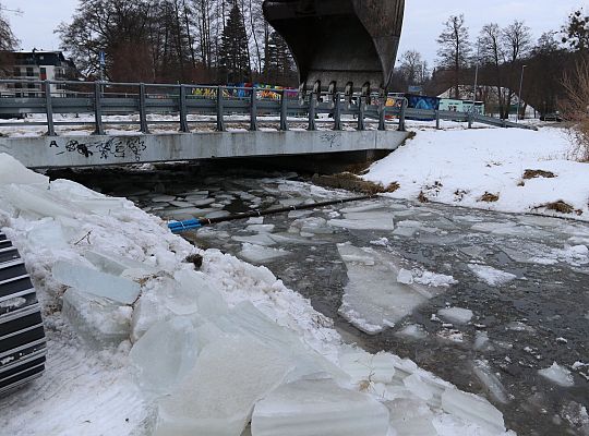 Koparki w akcji. Kruszenie grubego lodu na rzece 71471