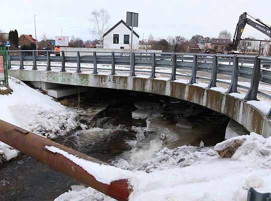 Koparki w akcji. Kruszenie grubego lodu na rzece 71473