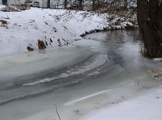 Koparki w akcji. Kruszenie grubego lodu na rzece 71476