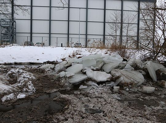 Koparki w akcji. Kruszenie grubego lodu na rzece 71480