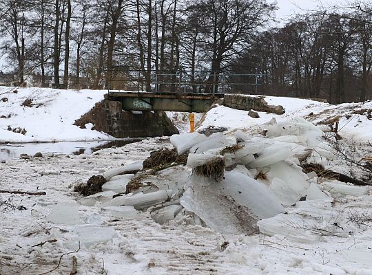 Koparki w akcji. Kruszenie grubego lodu na rzece 71481
