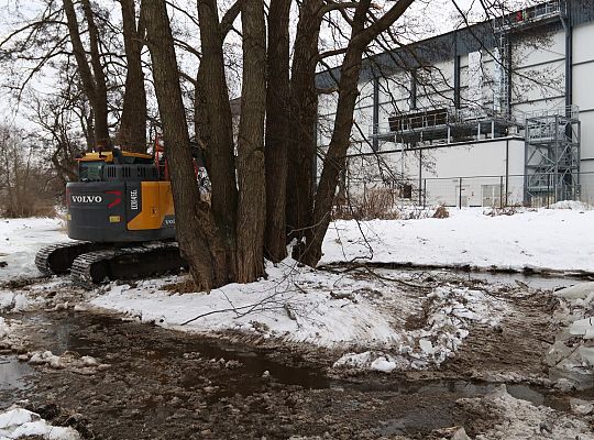 Koparki w akcji. Kruszenie grubego lodu na rzece 71482