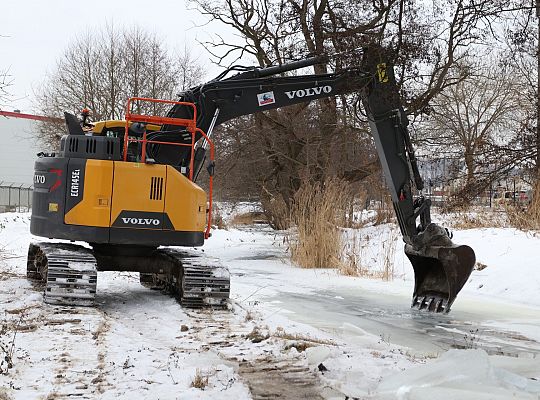 Koparki w akcji. Kruszenie grubego lodu na rzece 71483