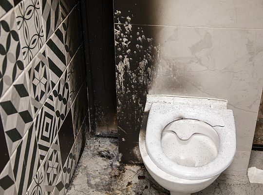 Pożar w publicznej toalecie – szybkie działania 71496