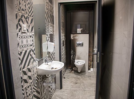 Pożar w publicznej toalecie – szybkie działania 71497