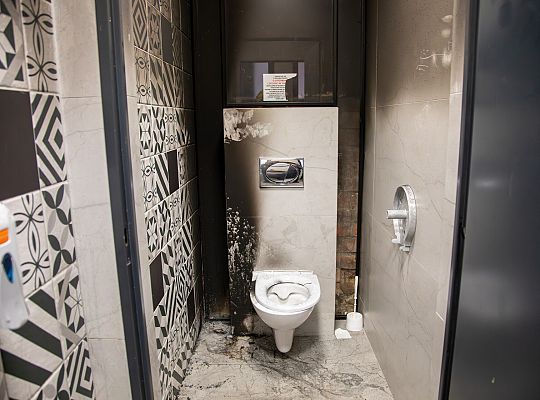 Pożar w publicznej toalecie – szybkie działania 71492