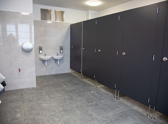 Toalety bez barier w lęborskich szkołach - SP1 już 71512