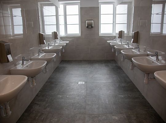 Toalety bez barier w lęborskich szkołach - SP1 już 71508