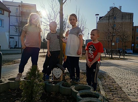 Wspólne działania dzieci i seniorów wokół Bazy 72287