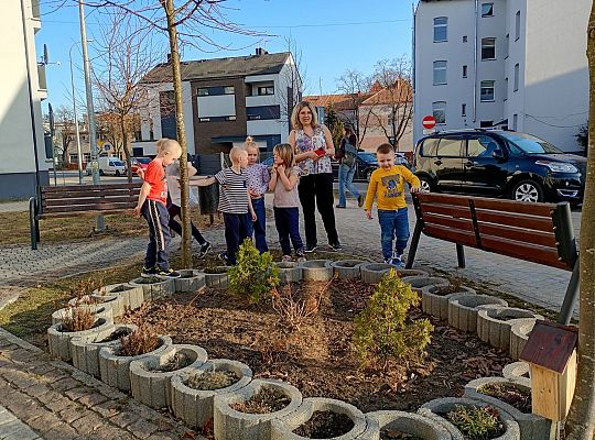 Wspólne działania dzieci i seniorów wokół Bazy 72288