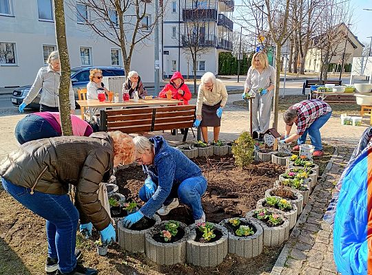 Wspólne działania dzieci i seniorów wokół Bazy 72293