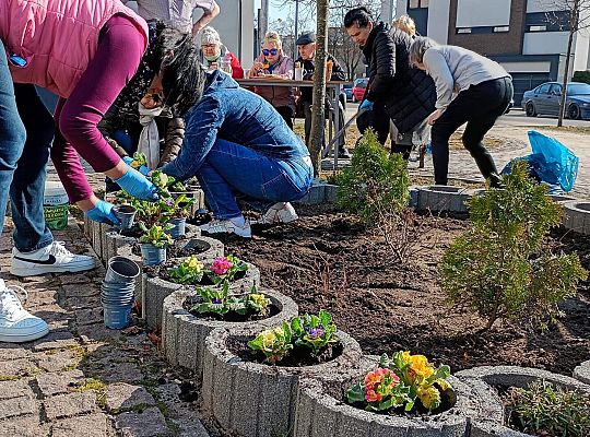 Wspólne działania dzieci i seniorów wokół Bazy 72294