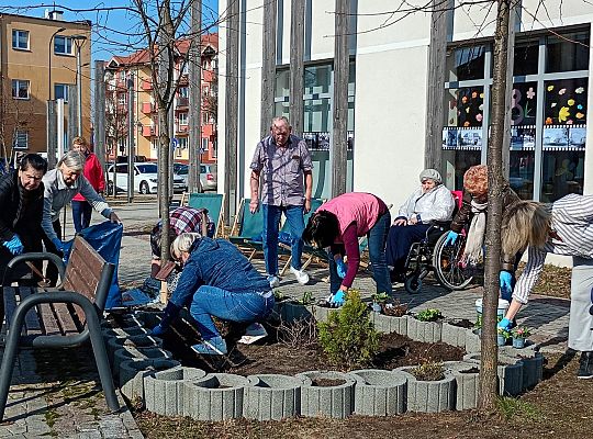 Wspólne działania dzieci i seniorów wokół Bazy 72295