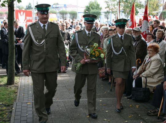 Dzień Sybiraka w Lęborku - wiązanki kwiatów, 2685