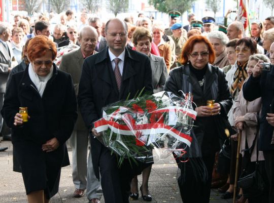 Dzień Sybiraka w Lęborku - wiązanki kwiatów, 2681