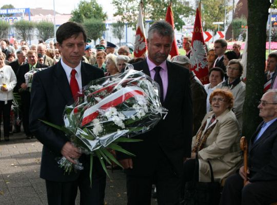Dzień Sybiraka w Lęborku - wiązanki kwiatów, 2682