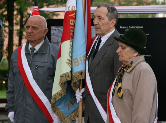 Dzień Sybiraka w Lęborku - wiązanki kwiatów, 2679