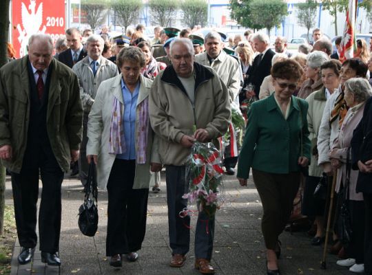 Dzień Sybiraka w Lęborku - wiązanki kwiatów, 2683