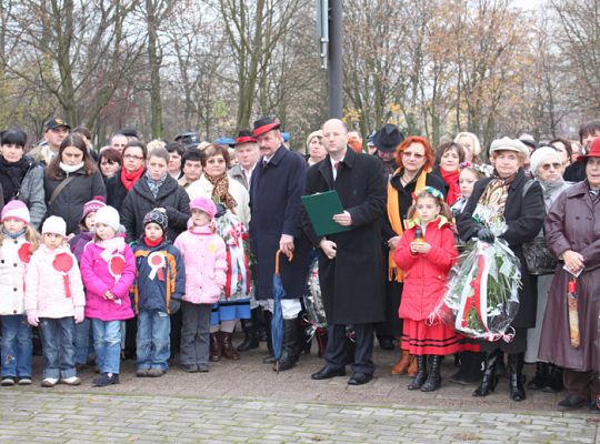 Święto Niepodległości - kwiaty, znicze i pieśni 2809