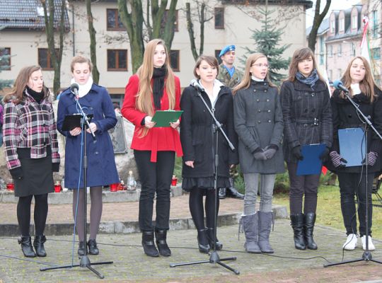 Święto Niepodległości - kwiaty, znicze i pieśni 2807