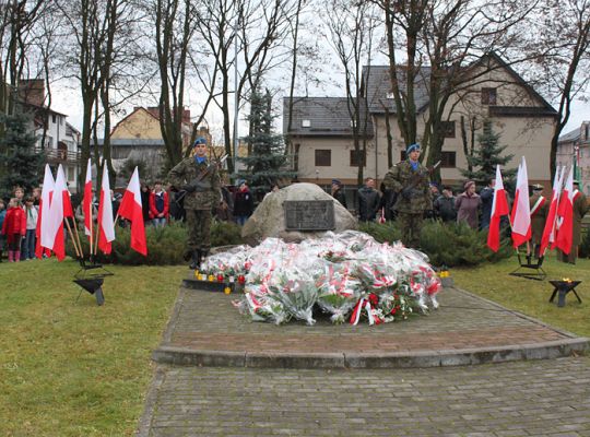 Święto Niepodległości - kwiaty, znicze i pieśni 2815