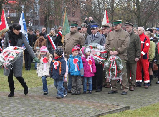 Święto Niepodległości - kwiaty, znicze i pieśni 2813