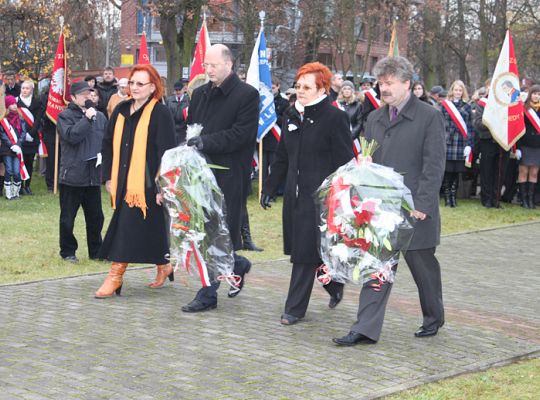 Święto Niepodległości - kwiaty, znicze i pieśni 2812