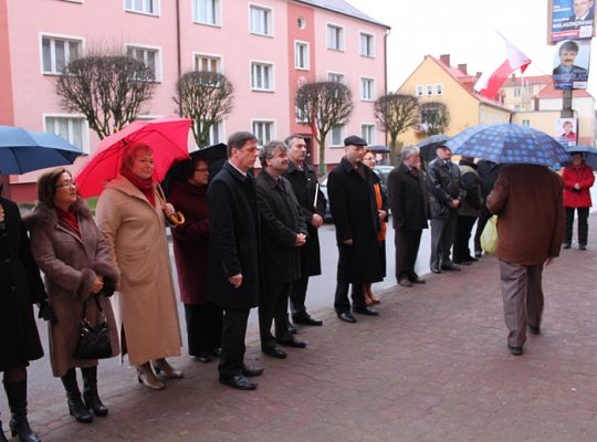 Święto Niepodległości - kwiaty, znicze i pieśni 2805