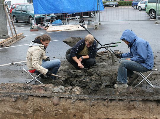 Prace archeologiczne. Tablica wszystko wyjaśni 3747