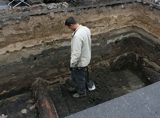 Prace archeologiczne. Tablica wszystko wyjaśni 3746