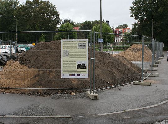 Prace archeologiczne. Tablica wszystko wyjaśni 3741