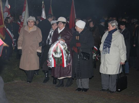 Kwiaty, znicze i pieśni patriotyczne na Święto 3900